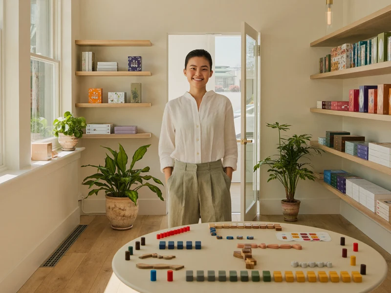 Intérieur lumineux d'une boutique de jeux de société avec étagères en bois clair